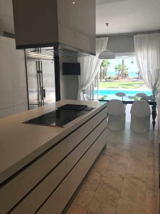 פרבוליה Deluxe First Line Villa מראה חיצוני תמונה